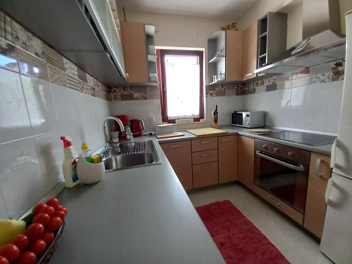 Villa Henne 0*, Velovici